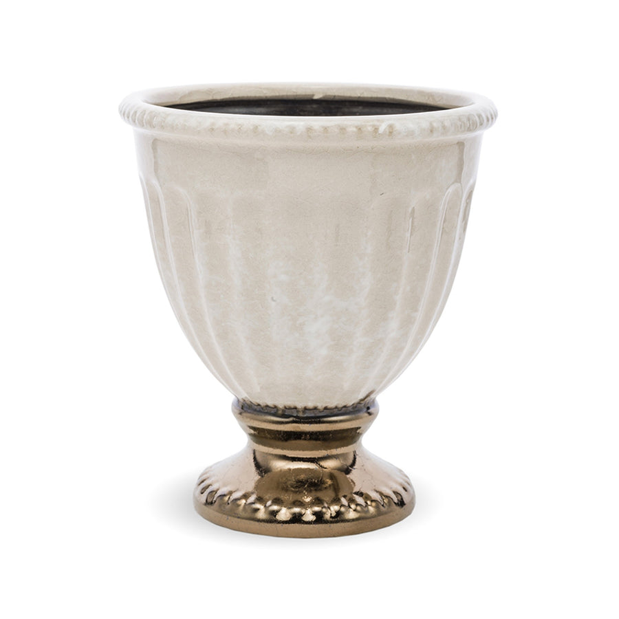 Krémszínű, bordázott kerámia kaspó aranyhatású talppal – elölnézeti kép