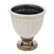 Krémszínű kaspó enyhén felülnézeti szögből – fényes arany talppal