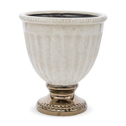 Krémszínű, bordázott kerámia kaspó aranyhatású talppal – elölnézeti kép