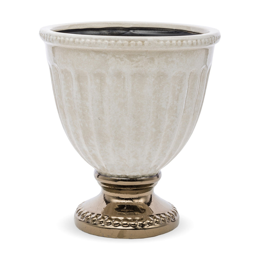 Krémszínű, bordázott kerámia kaspó aranyhatású talppal – elölnézeti kép