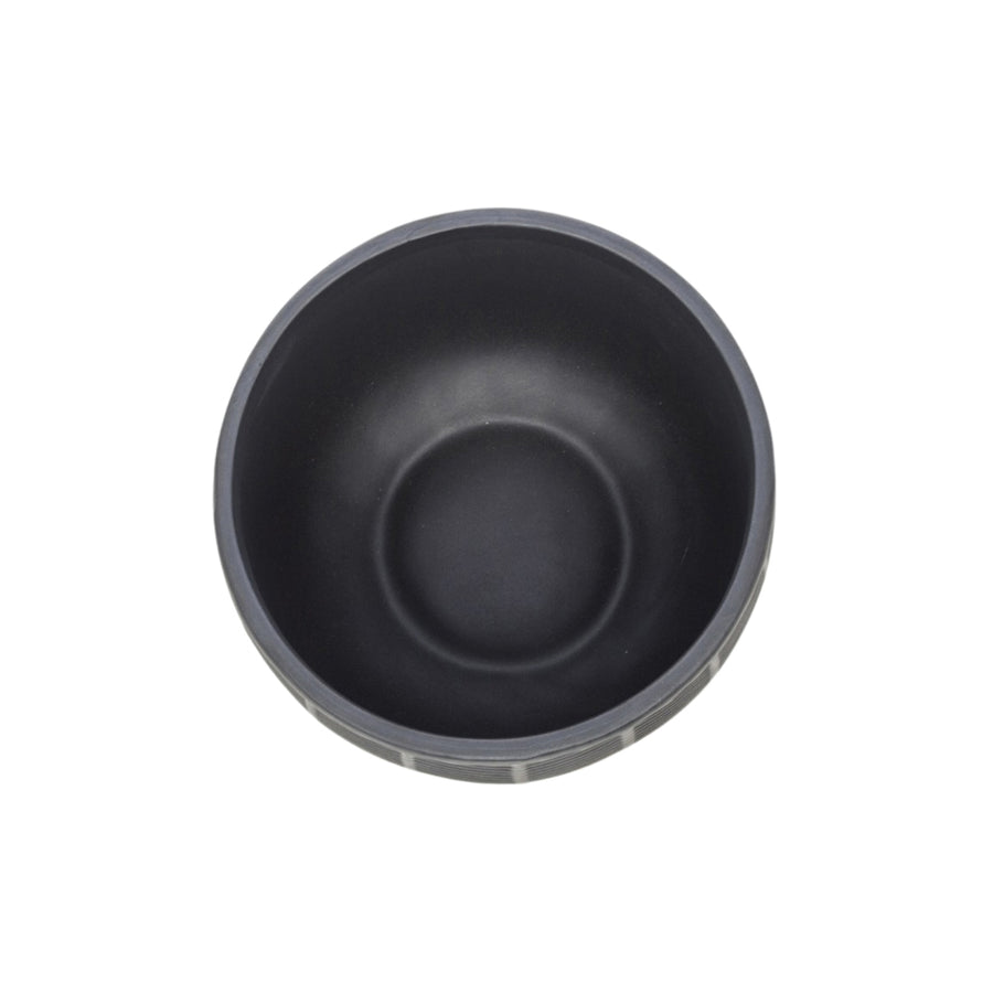 Modern kaspó belső felülete fekete mázzal, kerámia anyagból