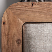 Japandi stílusú, bézs színű betétes, akácfa franciaágy.