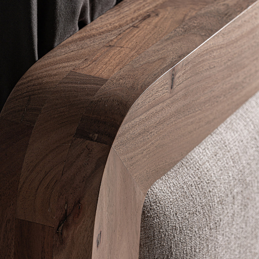 Japandi stílusú, bézs színű betétes, akácfa franciaágy.