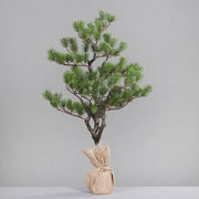 Jutazsákba helyezett dekorációs műfenyő.