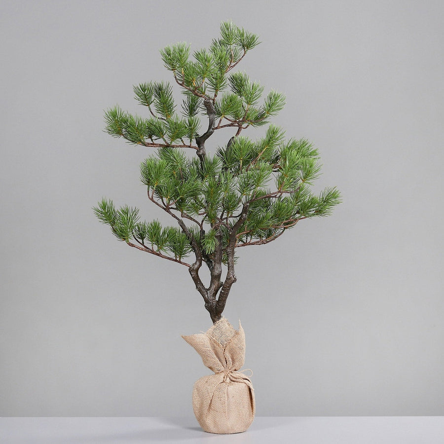 Jutazsákba helyezett dekorációs műfenyő.