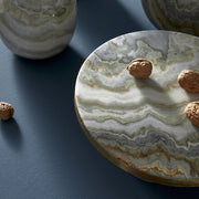 Fémből készült, márvány mintás kézműves design kínáló.