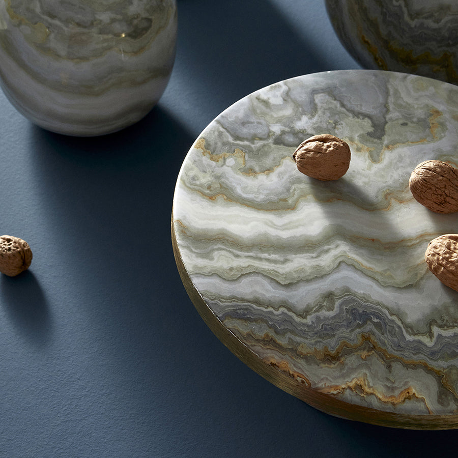 Fémből készült, márvány mintás kézműves design kínáló.