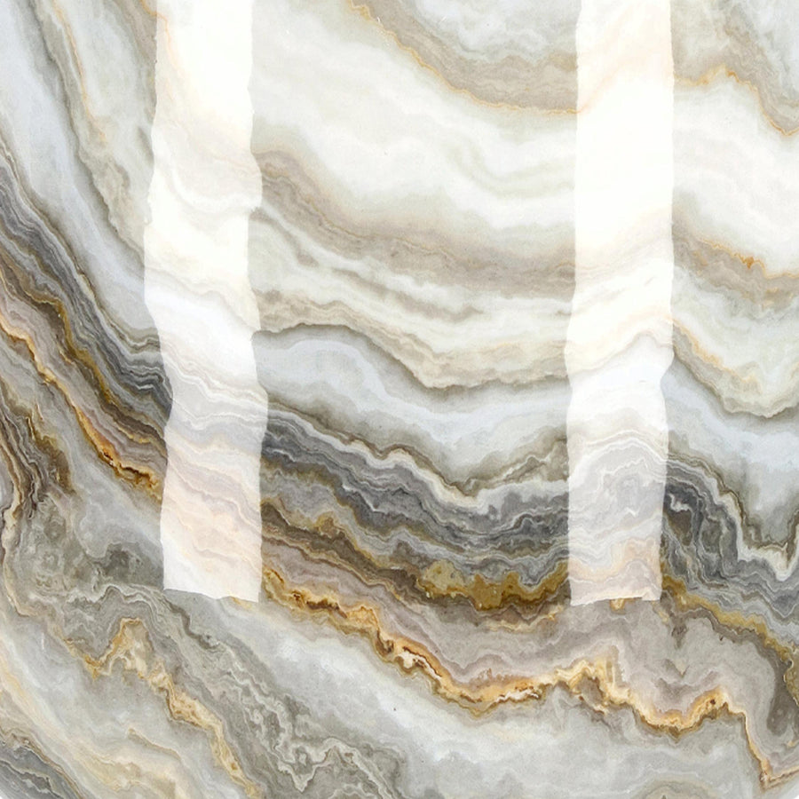 Fémből készült, kézműves dizájn váza.