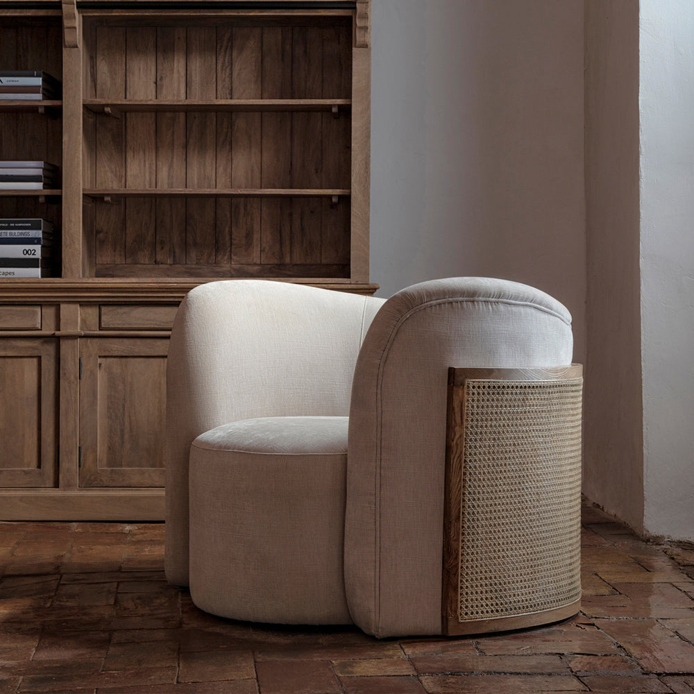 Rattanból és fenyőfából készült, formatervezett, krémszínű prémium design fotel.