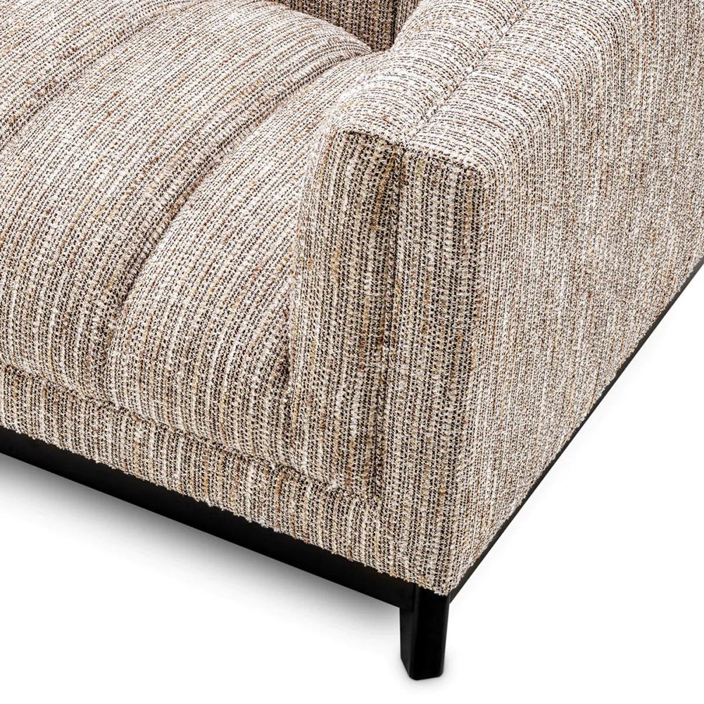 Bézs színű szövettel kárpitozott, prémium minőségű, formatervezett design fotel.