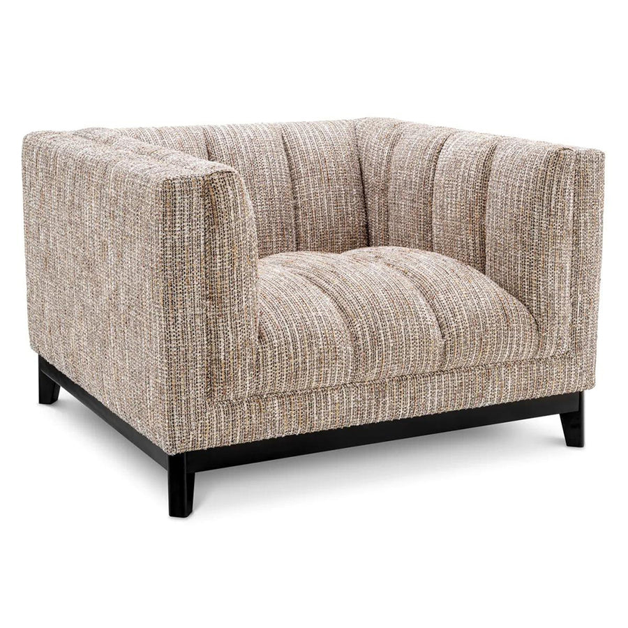 Bézs színű szövettel kárpitozott, prémium minőségű, formatervezett design fotel.