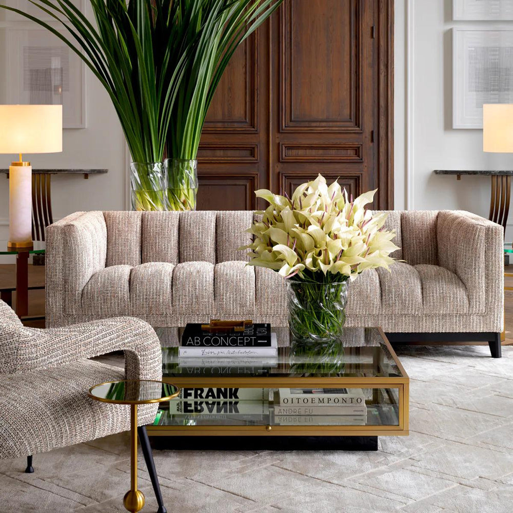 Bézs színű szövettel kárpitozott, prémium minőségű, formatervezett design kanapé.