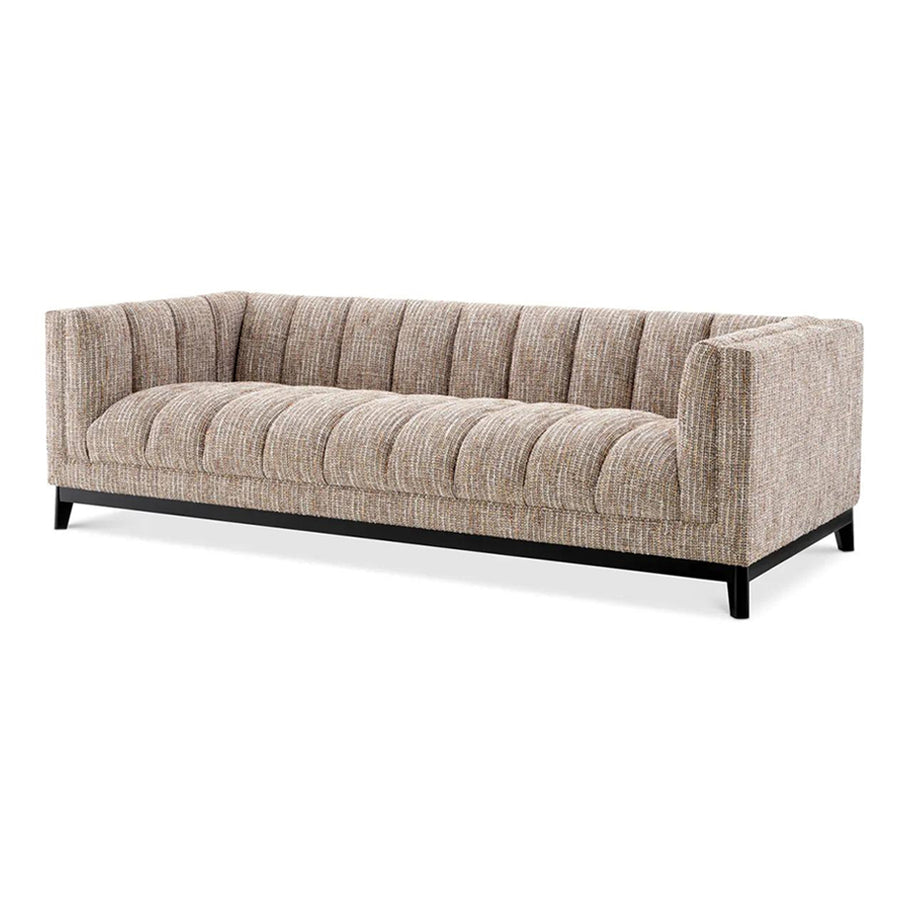 Bézs színű szövettel kárpitozott, prémium minőségű, formatervezett design kanapé.