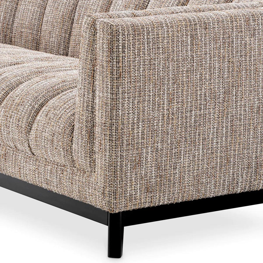 Bézs színű szövettel kárpitozott, prémium minőségű, formatervezett design kanapé.