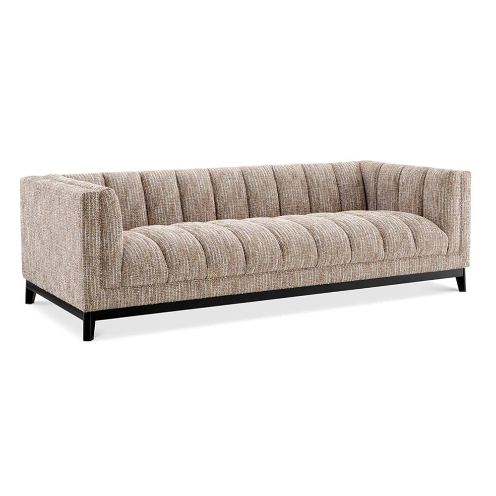 Bézs színű szövettel kárpitozott, prémium minőségű, formatervezett design kanapé.