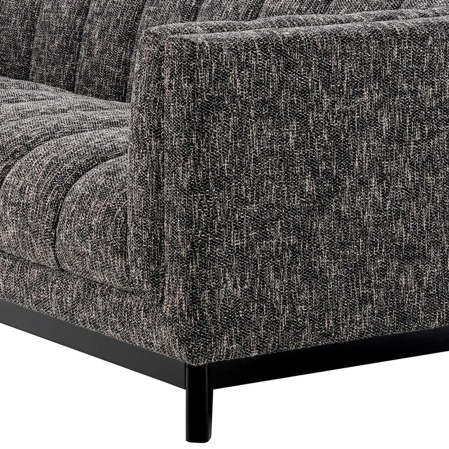 Fekete színű szövettel kárpitozott, prémium minőségű, formatervezett design kanapé.