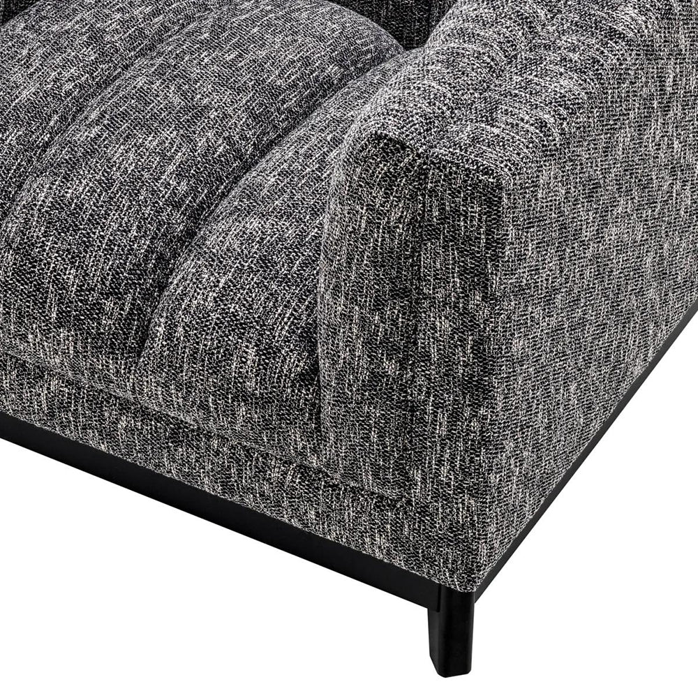 Fekete színű szövettel kárpitozott, prémium minőségű, formatervezett design fotel.