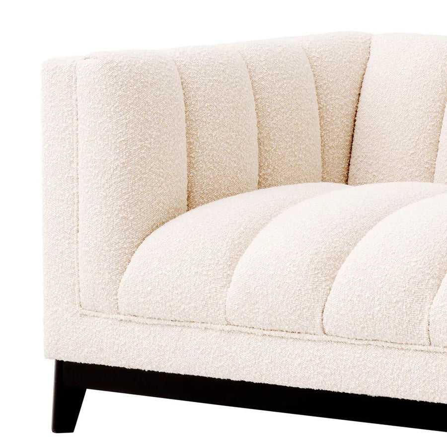 Krémszínű buklé szövettel kárpitozott, prémium minőségű, formatervezett design szófa.