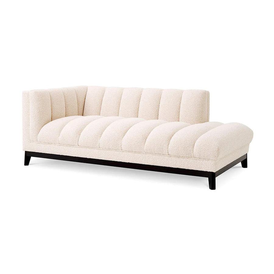 Krémszínű buklé szövettel kárpitozott, prémium minőségű, formatervezett design szófa.