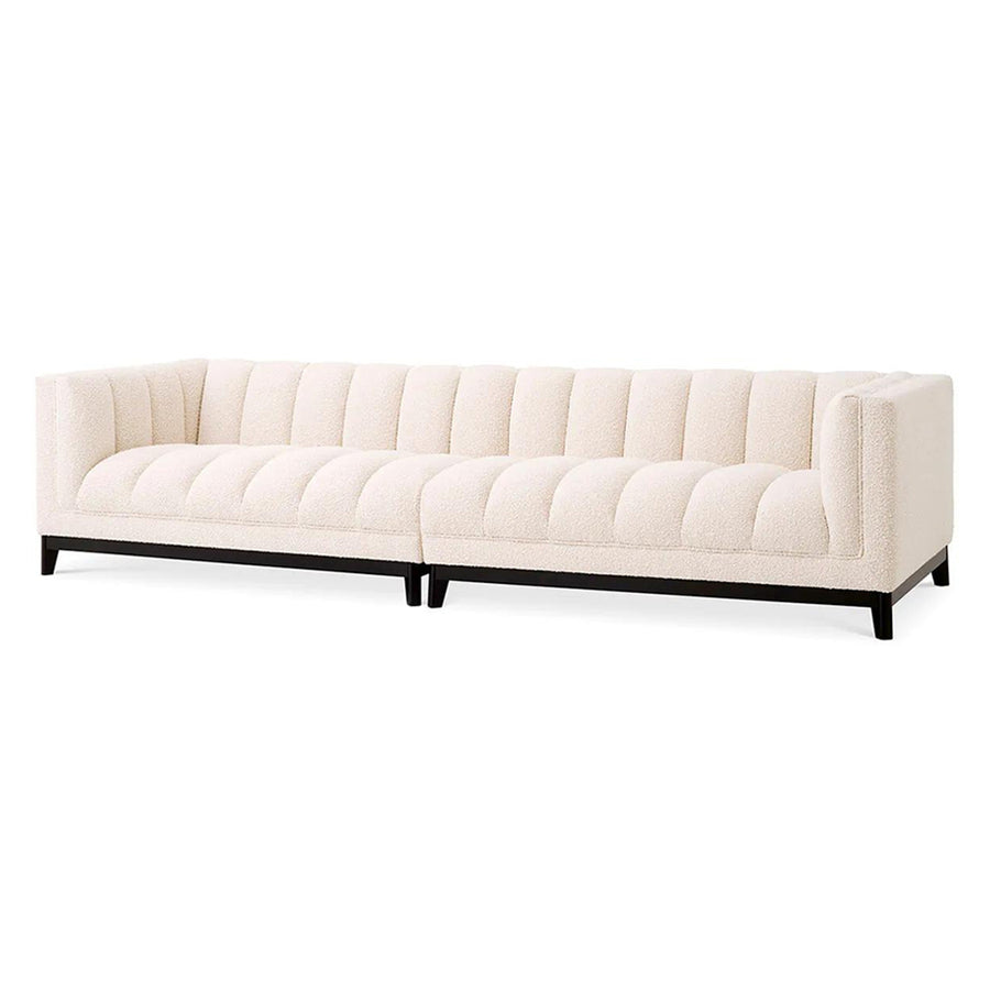 Krémszínű buklé szövettel kárpitozott, prémium minőségű, formatervezett design kanapé.