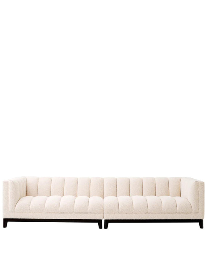 Krémszínű buklé szövettel kárpitozott, prémium minőségű, formatervezett design kanapé.