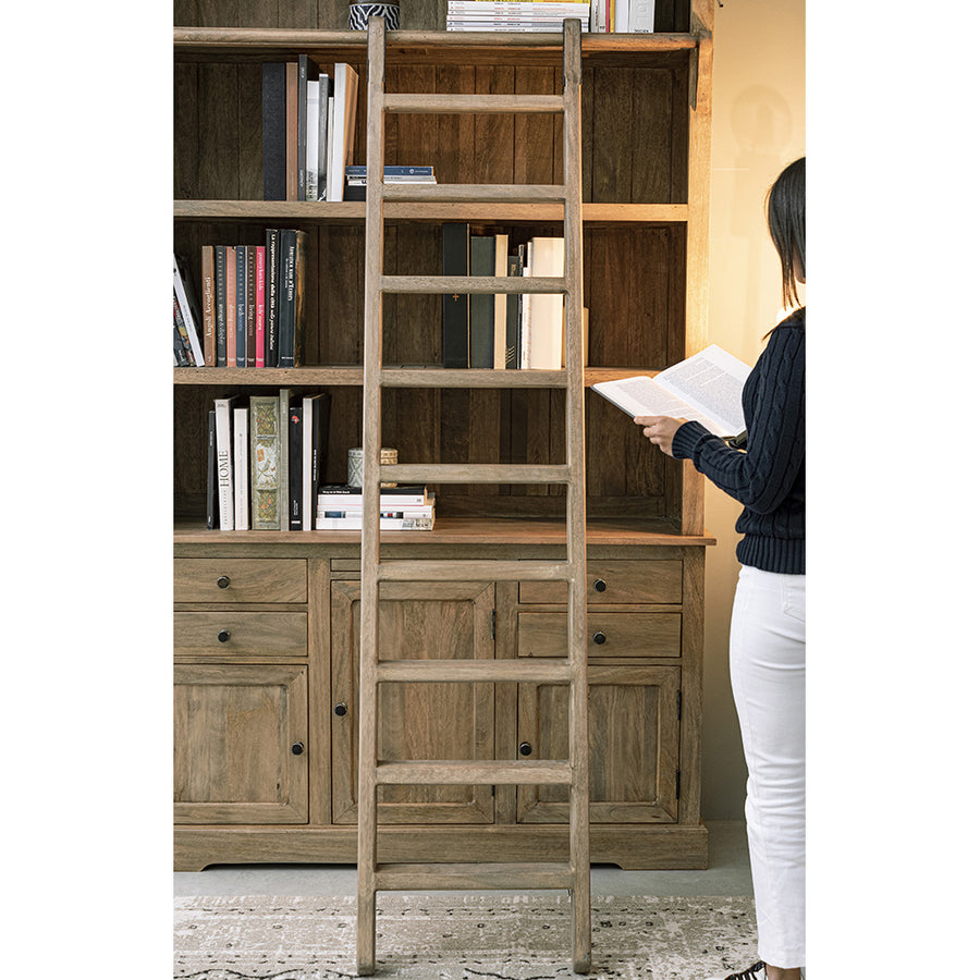 Klasszikus stílusú, létrával ellátott, mangófából készült könyvszekrény.
