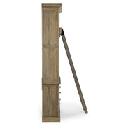 Klasszikus stílusú, létrával ellátott, mangófából készült könyvszekrény.