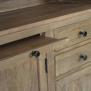 Klasszikus stílusú, létrával ellátott, mangófából készült könyvszekrény.