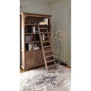 Klasszikus stílusú, létrával ellátott, mangófából készült könyvszekrény.