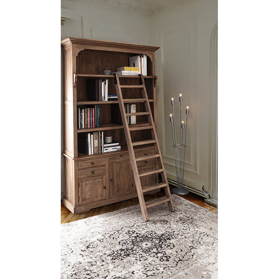 Klasszikus stílusú, létrával ellátott, mangófából készült könyvszekrény.