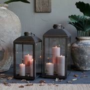 Rézszínű, fémből készült kézműves lámpás.