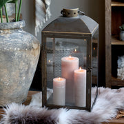 Rézszínű, fémből készült kézműves lámpás.