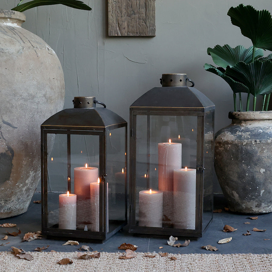 Rézszínű, fémből készült kézműves lámpás.