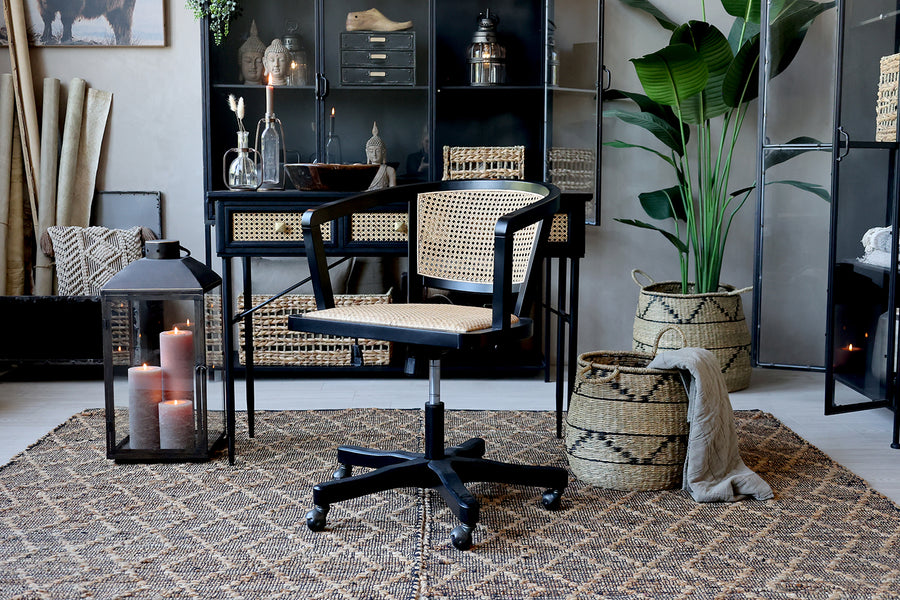 Rézszínű, fémből készült kézműves lámpás.