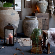 Rézszínű, fémből készült kézműves lámpás.