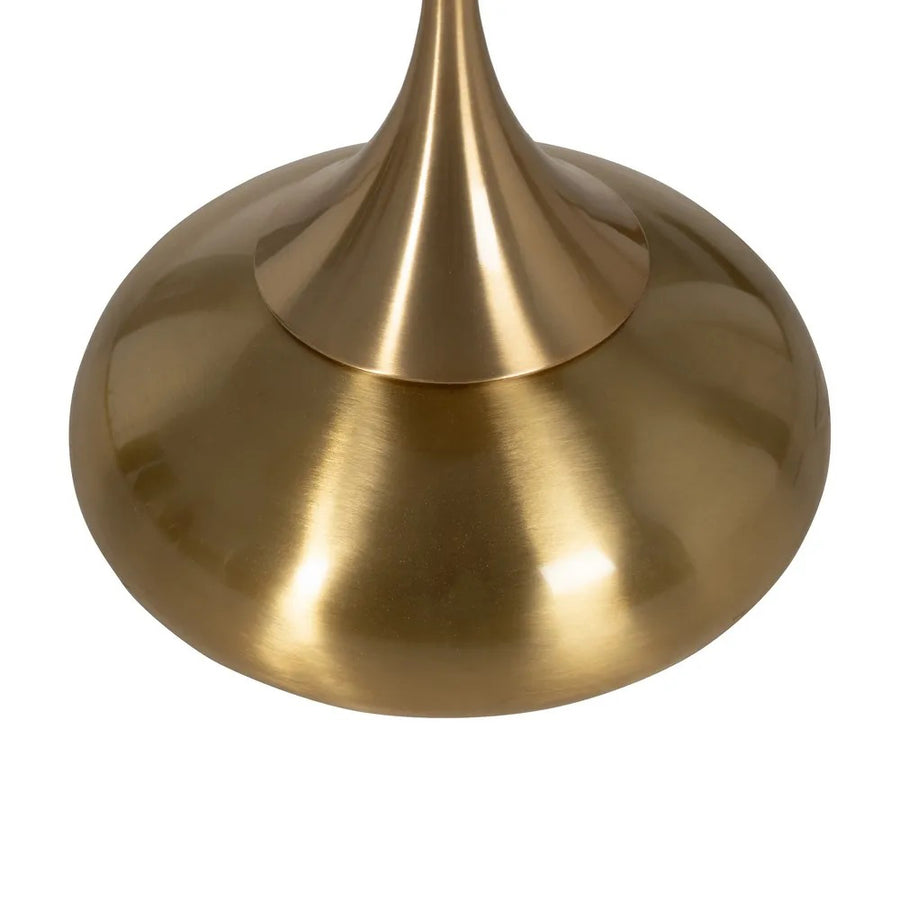 Fémből készült, kerek formájú, aranyszínű lerakóasztal.