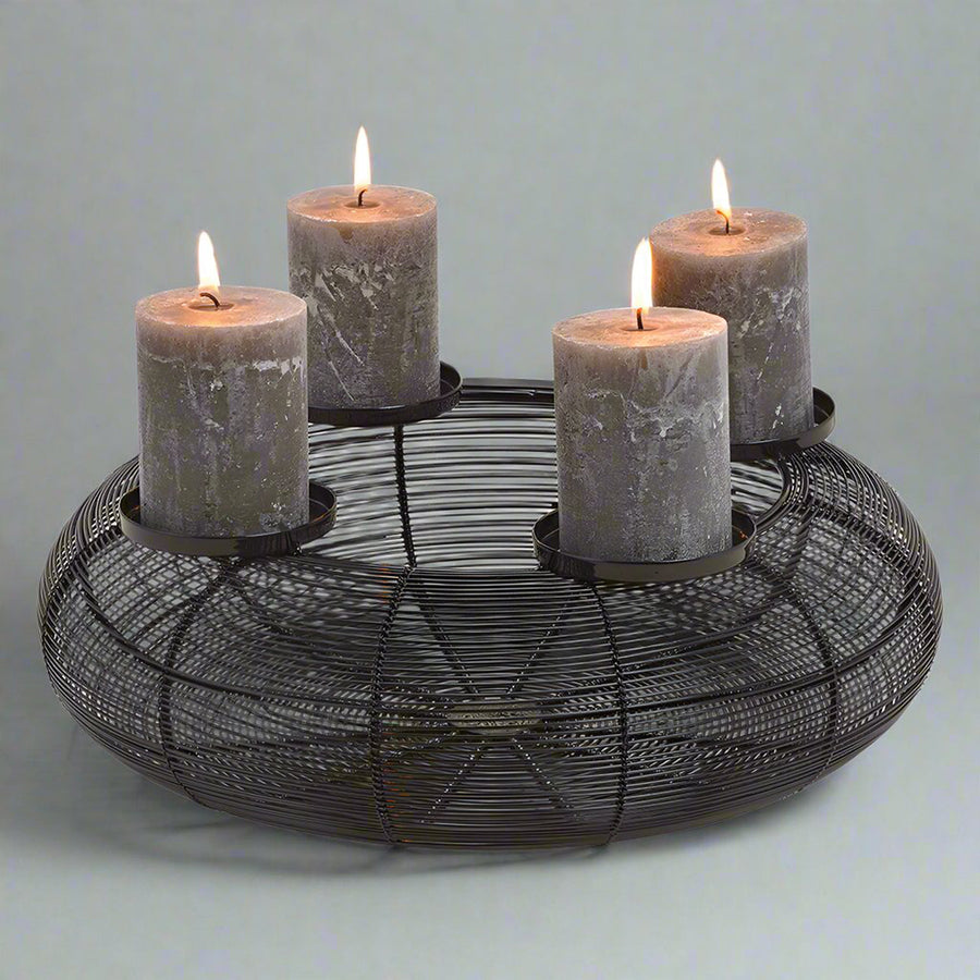 Fekete színű, adventi gyertyatartó.