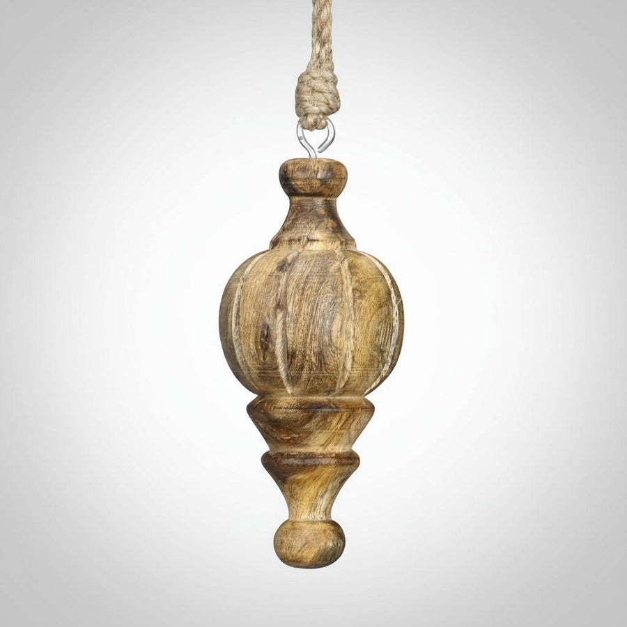 Gömbölyű, barázdált mintájú DOST natúr mangófa karácsonyfadísz rusztikus stílusban, juta zsinórral.