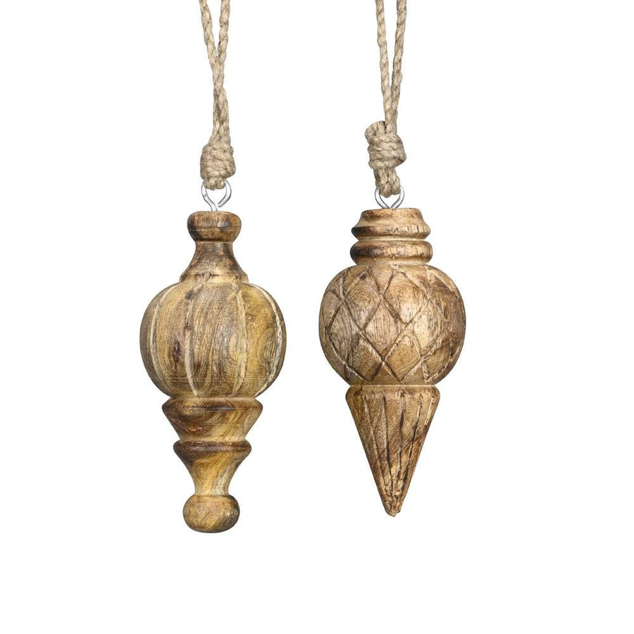 DOST 2 db-os natúr mangófa karácsonyfadísz szett, kézzel faragott fa díszek juta akasztóval, 10 cm-es méretben.