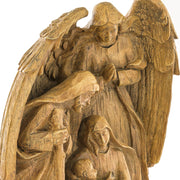 Közelkép a Dost natúr betlehemről, részletgazdag, antikolt felületű karácsonyi szobor.