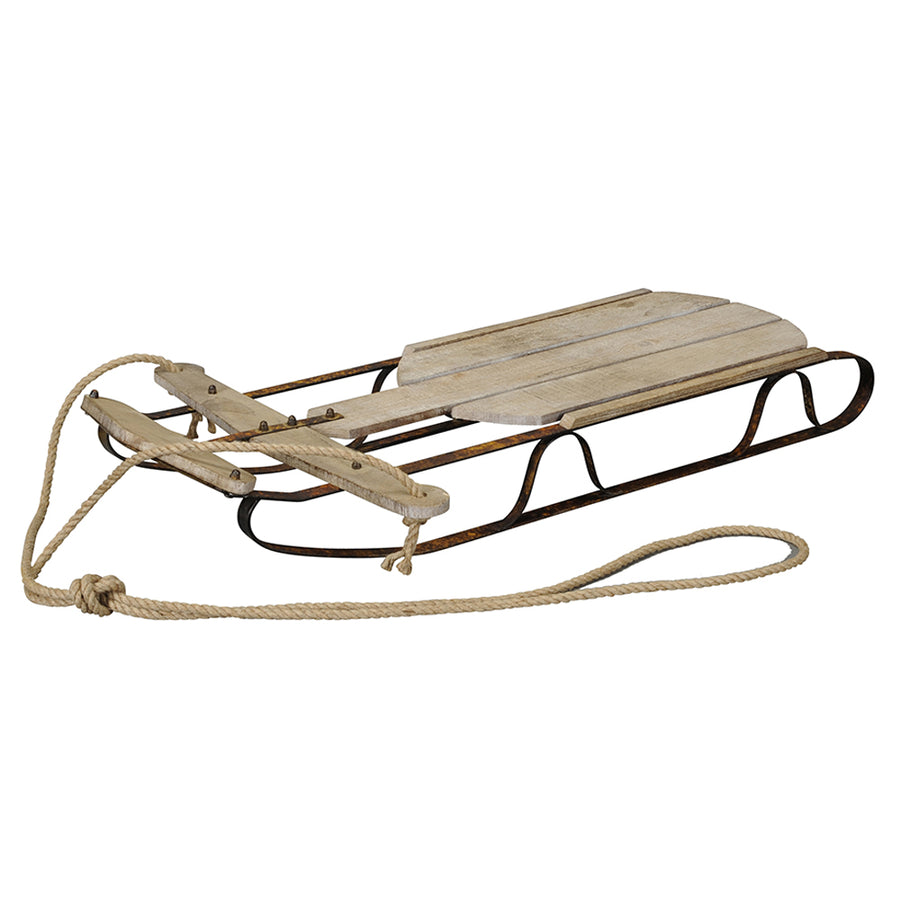 Natúr fa dekor szánkó oldalnézetből, fehér háttérrel, fém vázzal és kötéllel, vidéki stílusban.