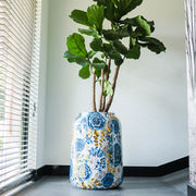 Dutch Blue kaspó nagy szobanövénnyel modern enteriőrben – Designed by Lammie, holland ihletésű kézzel festett motívumokkal
