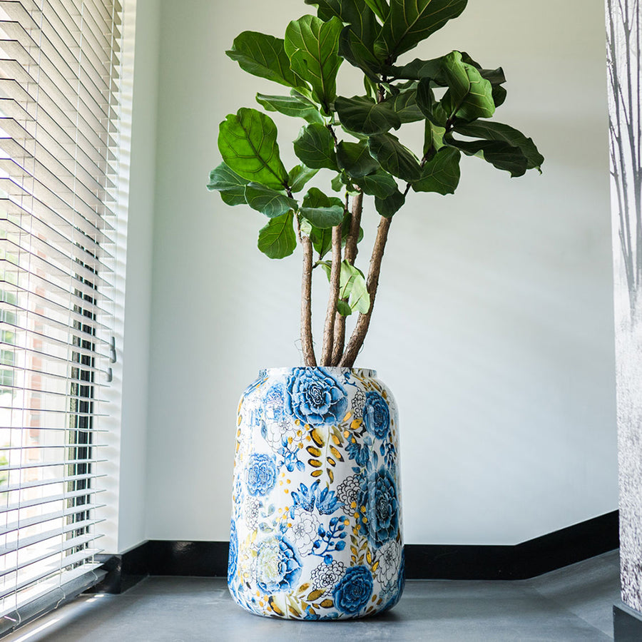 Dutch Blue kaspó nagy szobanövénnyel modern enteriőrben – Designed by Lammie, holland ihletésű kézzel festett motívumokkal