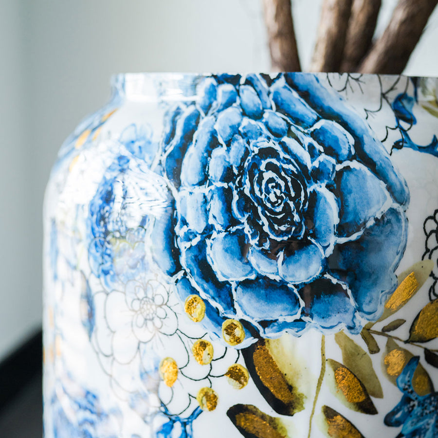 Dutch Blue kaspó részlet – kék virágok, arany levelek, akvarell hatású kézi festés Lammie ecsetvonásaival