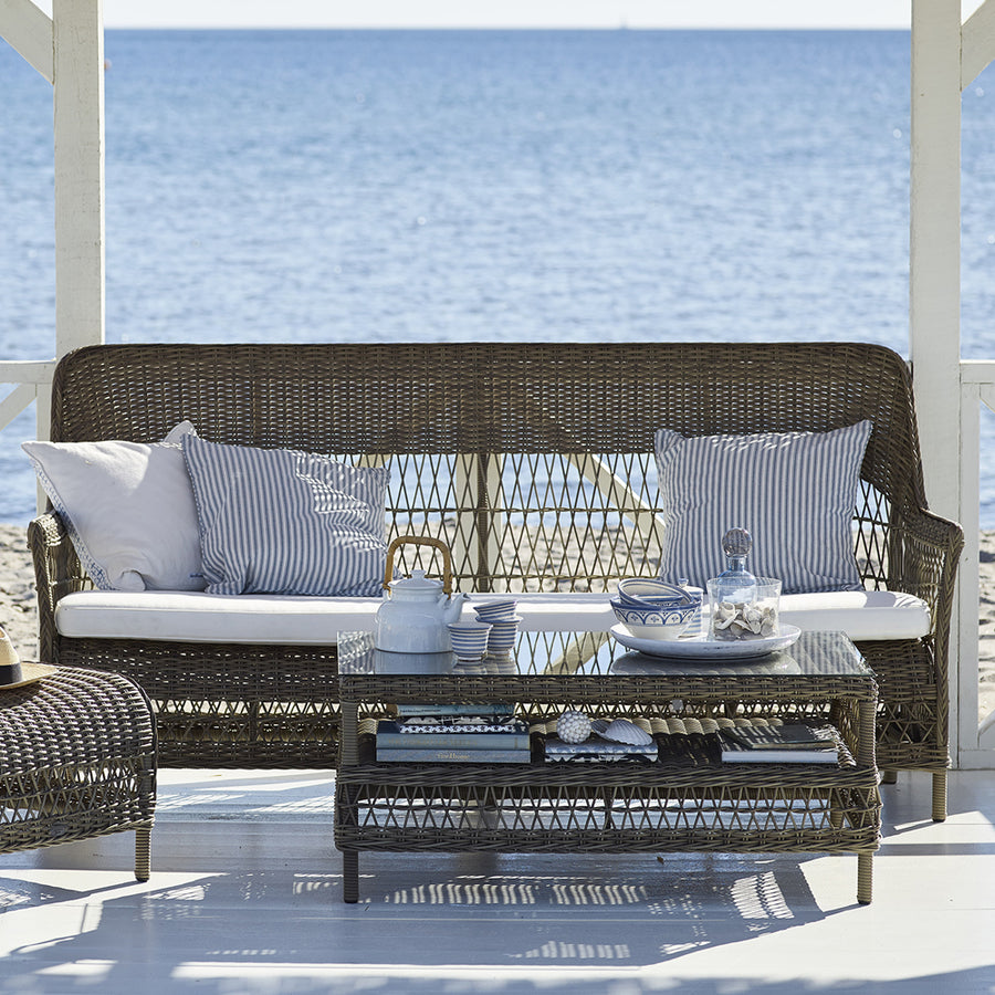 Antikszürke színű, 3 személyes műrattan kerti kanapé.