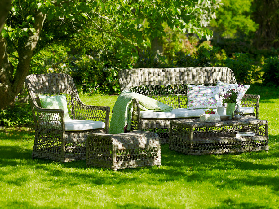 Antikszürke színű, 3 személyes műrattan kerti kanapé.