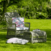 Antikszürke színű, műrattan kerti fotel.