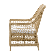 Vintage stílusú, natúr színű, műrattan kerti fotel.