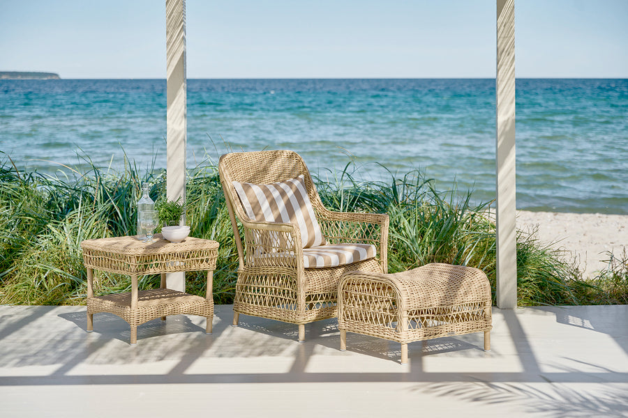 Vintage stílusú, natúr színű, műrattan kerti fotel.