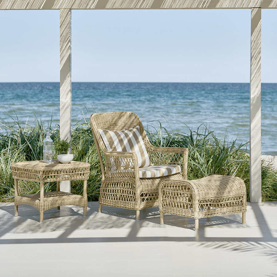 Natúr színű, műrattan kerti zsámoly.